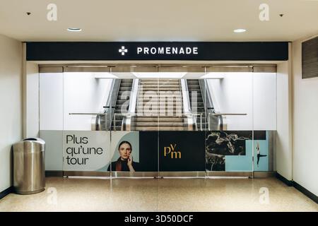 Montreal, Canada - 11 agosto 2025: Passaggio sotterraneo e scale mobili sulla passeggiata dello shopping Place Ville Marie Foto Stock