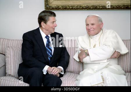 Il presidente degli Stati Uniti Ronald Reagan incontra Papa Giovanni Paolo II, all'aeroporto di Fairbanks, Alaska, USA, il presidente Ronald Reagan White House Photographic Office, 2 maggio 1984 Foto Stock