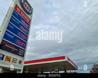 Nortorf, Germania - 12. Novembre 2025: Segnale della stazione di servizio esso che mostra l'aumento dei prezzi del carburante per diversi tipi di benzina, riflettendo i costi energetici e gli inflati Foto Stock