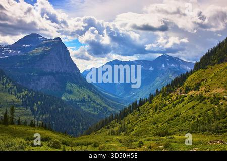 Mountain Peaks Valley e il lussureggiante paesaggio della foresta verde in estate Foto Stock