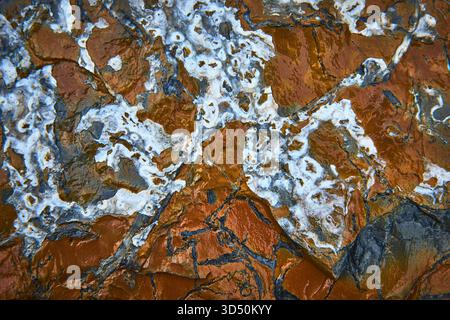 Motivo a trama rocciosa con venature minerali bianche e toni terrosi Foto Stock