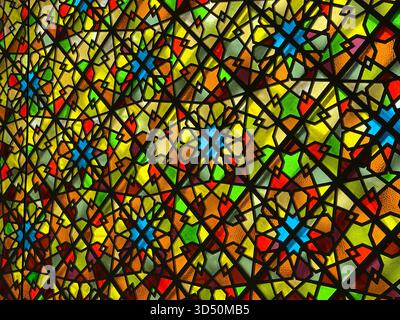 Vetrate ornate all'interno della grande Moschea Çamlıca, o Büyük Çamlıca Camii, è una nuova moschea costruita sul lato asiatico di Istanbul Foto Stock