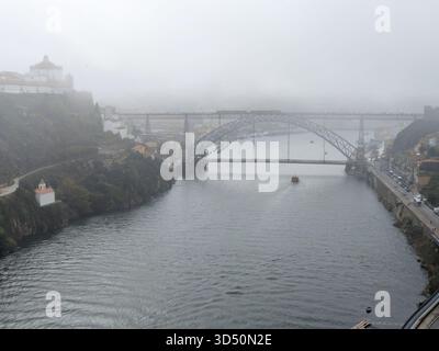 Tram sul famoso ponte Dom Luis in una giornata di viaggio. Porto, Portogallo Foto Stock