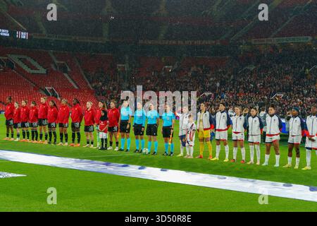 Manchester, Regno Unito, 12 novembre 2025: Manchester United (a sinistra, in rosso) e PSG (in bianco) schierandosi prima del Manchester United contro PSG nella UEFA Women’s Champions League a Old Trafford, Adam Edwards/Alamy Live News Foto Stock