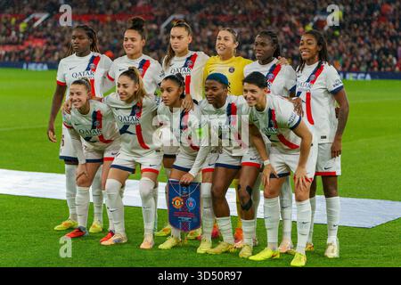 Manchester, Regno Unito, 12 novembre 2025: La squadra del PSG che include il portiere Mary Earps (in seconda fila, in giallo) schiera prima del Manchester United contro il PSG nella UEFA Women’s Champions League a Old Trafford, Adam Edwards/Alamy Live News Foto Stock