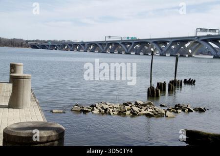Alexandria, Virginia, Stati Uniti. Vista del ponte Woodrow Wilson sul fiume Potomac. Foto Stock