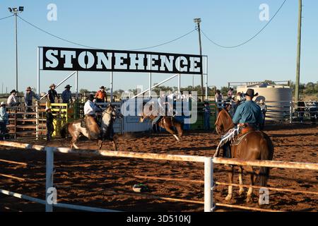 Motociclista in difficoltà, equitazione in sella, Stonehenge Rodeo, Queensland, Australia Foto Stock