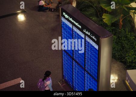 singapore, 12 febbraio 2025. Terminal aeroportuale affollato con bordo informazioni volo Foto Stock