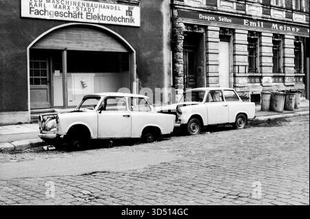 Abbandonata Trabi s. abbandonata e parzialmente demolita Trabi S, parcheggiata lungo una strada nell'ex città della DDR di Karl Marx Stadt, subito dopo Die Wende, 1991. Girato in bianco e nero analogico nel 1991. Karl Marx Stadt, Germania dell'Est. DDR. Karl Marx Stadt / Chemnitz non divulgato Saksen Germania Copyright: XGuidoxKoppesxPhotox Foto Stock