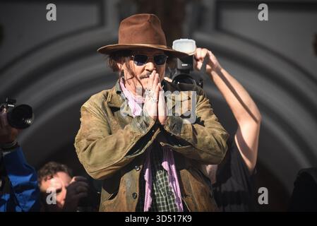 La Plata, Argentina - 12 novembre 2025: L'attore e regista statunitense Johnny Depp ha tenuto una masterclass teatrale presso lo storico Teatro Podestá di la Plata, provincia di Buenos Aires, davanti a un pubblico di studenti, attori e appassionati di arti dello spettacolo locali. L'evento fa parte della sua visita promozionale in Argentina per la presentazione del suo film «Modigliani: Tre giorni a Montparnasse», da lui diretto e prodotto. Depp ha discusso del processo creativo, dello sviluppo dei personaggi e della sua esperienza nel lavorare al film biografico, ricevendo un caloroso applauso dai partecipanti. Foto: Marina Espeche/ UNAR AGENC Foto Stock