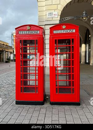 Londra, Regno Unito - 10 settembre 2025; coppia di cabine telefoniche rosse britanniche in stile K6 Foto Stock