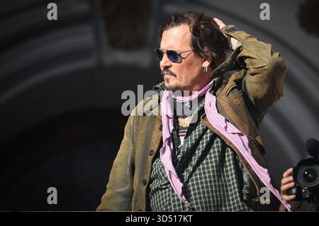 La Plata, Argentina - 12 novembre 2025: L'attore e regista statunitense Johnny Depp ha tenuto una masterclass teatrale presso lo storico Teatro Podestá di la Plata, provincia di Buenos Aires, davanti a un pubblico di studenti, attori e appassionati di arti dello spettacolo locali. L'evento fa parte della sua visita promozionale in Argentina per la presentazione del suo film «Modigliani: Tre giorni a Montparnasse», da lui diretto e prodotto. Depp ha discusso del processo creativo, dello sviluppo dei personaggi e della sua esperienza nel lavorare al film biografico, ricevendo un caloroso applauso dai partecipanti. Foto: Marina Espeche/ UNAR AGENC Foto Stock