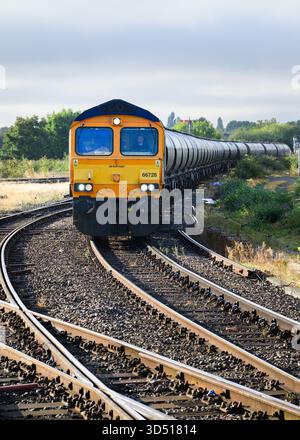 Shrewsbury, Inghilterra, Regno Unito - 9 settembre 2025; locomotiva diesel GB Railfreight classe 66 in curva con treno merci Foto Stock