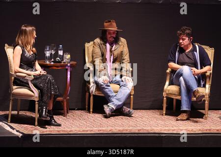 La Plata, Argentina - 12 novembre 2025: L'attore e regista statunitense Johnny Depp (c) insieme al suo attore principale, Riccardo Scamarcio (R) ha tenuto una masterclass teatrale presso lo storico Teatro Podestá di la Plata, provincia di Buenos Aires, davanti a un pubblico di studenti, attori e appassionati di arti dello spettacolo locali. L'evento fa parte della sua visita promozionale in Argentina per la presentazione del suo film «Modigliani: Tre giorni a Montparnasse», da lui diretto e prodotto. Depp ha discusso del processo creativo, dello sviluppo dei personaggi e della sua esperienza nel lavorare sul film biografico, ricevendo appla calda Foto Stock