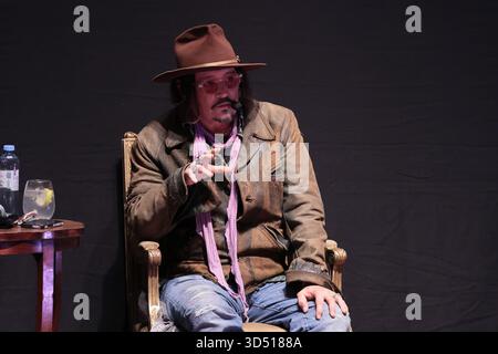 La Plata, Argentina - 12 novembre 2025: L'attore e regista statunitense Johnny Depp ha tenuto una masterclass teatrale presso lo storico Teatro Podestá di la Plata, provincia di Buenos Aires, davanti a un pubblico di studenti, attori e appassionati di arti dello spettacolo locali. L'evento fa parte della sua visita promozionale in Argentina per la presentazione del suo film «Modigliani: Tre giorni a Montparnasse», da lui diretto e prodotto. Depp ha discusso del processo creativo, dello sviluppo dei personaggi e della sua esperienza nel lavorare al film biografico, ricevendo un caloroso applauso dai partecipanti. Foto: Salvador parente/ UNAR AGE Foto Stock