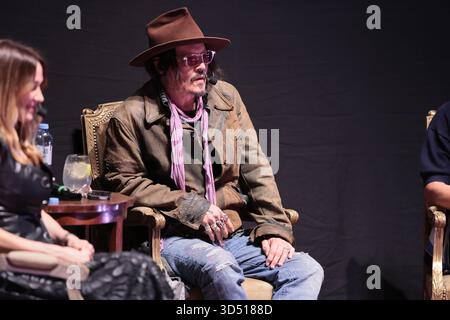 La Plata, Argentina - 12 novembre 2025: L'attore e regista statunitense Johnny Depp ha tenuto una masterclass teatrale presso lo storico Teatro Podestá di la Plata, provincia di Buenos Aires, davanti a un pubblico di studenti, attori e appassionati di arti dello spettacolo locali. L'evento fa parte della sua visita promozionale in Argentina per la presentazione del suo film «Modigliani: Tre giorni a Montparnasse», da lui diretto e prodotto. Depp ha discusso del processo creativo, dello sviluppo dei personaggi e della sua esperienza nel lavorare al film biografico, ricevendo un caloroso applauso dai partecipanti. Foto: Salvador parente/ UNAR AGE Foto Stock