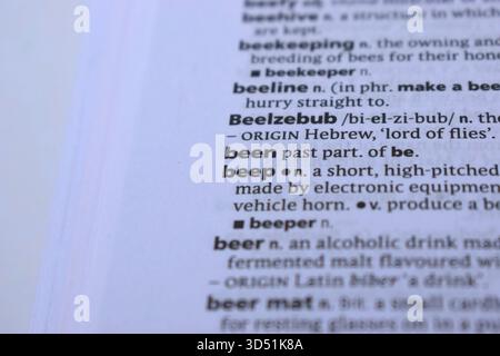 Pagina del dizionario inglese primo piano con la parola di -stato Foto Stock