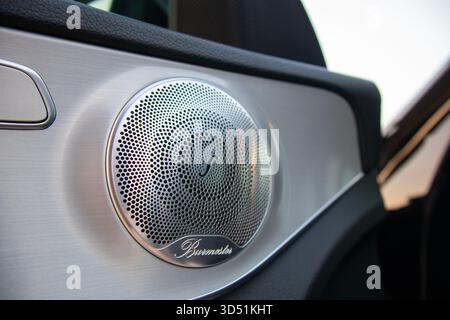 Dubai, Emirati Arabi Uniti - 13 luglio 2024: Un estremo primo piano della griglia dell'altoparlante color argento Burmester sul pannello della portiera di una Mercedes-Benz Classe C. Foto Stock