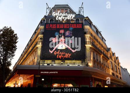 Parigi, Francia. 12 novembre 2025. Apertura natalizia alle Galeries Lafayette di Parigi, Francia, il 12 novembre 2025. Foto di Alain Apaydin/ABACAPRESS.COM credito: Abaca Press/Alamy Live News Foto Stock