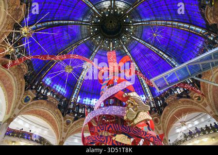 Parigi, Francia. 12 novembre 2025. Apertura natalizia alle Galeries Lafayette di Parigi, Francia, il 12 novembre 2025. Foto di Alain Apaydin/ABACAPRESS.COM credito: Abaca Press/Alamy Live News Foto Stock