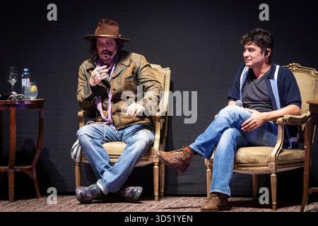 La Plata, Argentina. 12 novembre 2025. L'attore e regista americano Johnny Depp gestirà accanto al membro del cast Riccardo Scamarcio durante una masterclass al Teatro Municipal Coliseo Podesta mentre presenta il suo ultimo film ''modi, tre giorni sull'ala della follia'' a la Plata, Argentina, il 12 novembre 2025. (Foto di Matias Baglietto/NurPhoto) credito: NurPhoto SRL/Alamy Live News Foto Stock