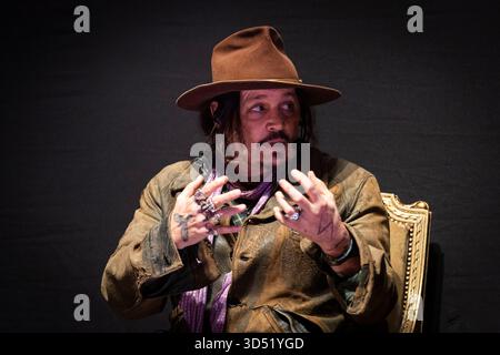 La Plata, Argentina. 12 novembre 2025. L'attore e regista americano Johnny Depp gesta durante una masterclass al Teatro Municipal Coliseo Podesta mentre presenta il suo ultimo film ''modi, tre giorni sull'ala della follia'' a la Plata, Argentina, il 12 novembre 2025. (Foto di Matias Baglietto/NurPhoto) credito: NurPhoto SRL/Alamy Live News Foto Stock