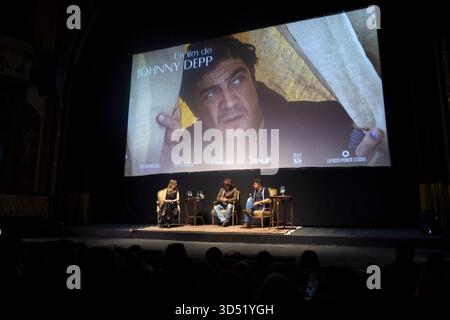 La Plata, Argentina. 12 novembre 2025. L'attore e regista americano Johnny Depp gestisce accanto al membro del cast Riccardo Scamarcio e alla conduttrice televisiva argentina Veronica Lozano durante una masterclass al Teatro Municipal Coliseo Podesta mentre presenta il suo ultimo film ''modi, tre giorni sull'ala della follia'' a la Plata, Argentina, il 12 novembre 2025. (Foto di Matias Baglietto/NurPhoto) credito: NurPhoto SRL/Alamy Live News Foto Stock