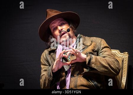 La Plata, Argentina. 12 novembre 2025. L'attore e regista americano Johnny Depp gesta durante una masterclass al Teatro Municipal Coliseo Podesta mentre presenta il suo ultimo film ''modi, tre giorni sull'ala della follia'' a la Plata, Argentina, il 12 novembre 2025. (Foto di Matias Baglietto/NurPhoto) credito: NurPhoto SRL/Alamy Live News Foto Stock