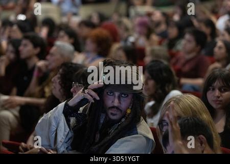 La Plata, Argentina. 12 novembre 2025. Un uomo caratterizzato da gesti del Capitano Jack Sparrow durante una masterclass al Teatro Municipal Coliseo Podesta, a la Plata, Argentina, il 12 novembre 2025. (Foto di Matias Baglietto/NurPhoto) credito: NurPhoto SRL/Alamy Live News Foto Stock