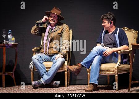 La Plata, Argentina. 12 novembre 2025. L'attore e regista americano Johnny Depp gestirà accanto al membro del cast Riccardo Scamarcio durante una masterclass al Teatro Municipal Coliseo Podesta mentre presenta il suo ultimo film ''modi, tre giorni sull'ala della follia'' a la Plata, Argentina, il 12 novembre 2025. (Foto di Matias Baglietto/NurPhoto) credito: NurPhoto SRL/Alamy Live News Foto Stock