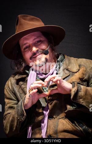 La Plata, Argentina. 12 novembre 2025. L'attore e regista americano Johnny Depp gesta durante una masterclass al Teatro Municipal Coliseo Podesta mentre presenta il suo ultimo film ''modi, tre giorni sull'ala della follia'' a la Plata, Argentina, il 12 novembre 2025. (Foto di Matias Baglietto/NurPhoto) credito: NurPhoto SRL/Alamy Live News Foto Stock