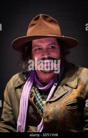 La Plata, Argentina. 12 novembre 2025. L'attore e regista americano Johnny Depp sorride durante una masterclass al Teatro Municipal Coliseo Podesta mentre presenta il suo ultimo film ''modi, tre giorni sull'ala della follia'' a la Plata, Argentina, il 12 novembre 2025. (Foto di Matias Baglietto/NurPhoto) credito: NurPhoto SRL/Alamy Live News Foto Stock