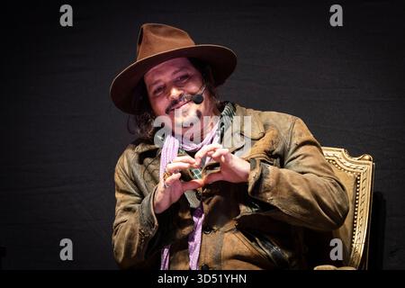 La Plata, Argentina. 12 novembre 2025. L'attore e regista americano Johnny Depp gesta durante una masterclass al Teatro Municipal Coliseo Podesta mentre presenta il suo ultimo film ''modi, tre giorni sull'ala della follia'' a la Plata, Argentina, il 12 novembre 2025. (Foto di Matias Baglietto/NurPhoto) credito: NurPhoto SRL/Alamy Live News Foto Stock