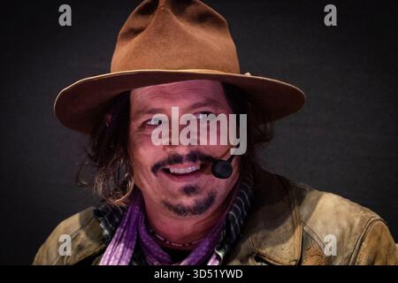 La Plata, Argentina. 12 novembre 2025. L'attore e regista americano Johnny Depp sorride durante una masterclass al Teatro Municipal Coliseo Podesta mentre presenta il suo ultimo film ''modi, tre giorni sull'ala della follia'' a la Plata, Argentina, il 12 novembre 2025. (Foto di Matias Baglietto/NurPhoto) credito: NurPhoto SRL/Alamy Live News Foto Stock