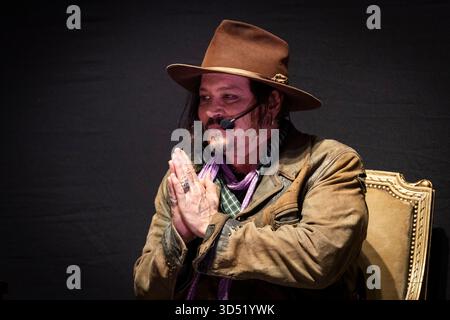 La Plata, Argentina. 12 novembre 2025. L'attore e regista americano Johnny Depp gesta durante una masterclass al Teatro Municipal Coliseo Podesta mentre presenta il suo ultimo film ''modi, tre giorni sull'ala della follia'' a la Plata, Argentina, il 12 novembre 2025. (Foto di Matias Baglietto/NurPhoto) credito: NurPhoto SRL/Alamy Live News Foto Stock