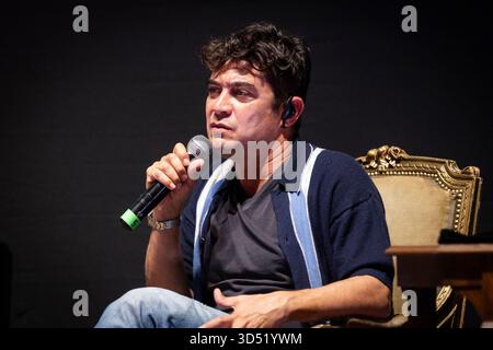 La Plata, Argentina. 12 novembre 2025. L'attore Riccardo Scamarcio gesta durante una masterclass al Teatro Comunale Coliseo Podesta mentre presenta il film ''modi, tre giorni sull'ala della follia'' a la Plata, Argentina, il 12 novembre 2025. (Foto di Matias Baglietto/NurPhoto)0 credito: NurPhoto SRL/Alamy Live News Foto Stock