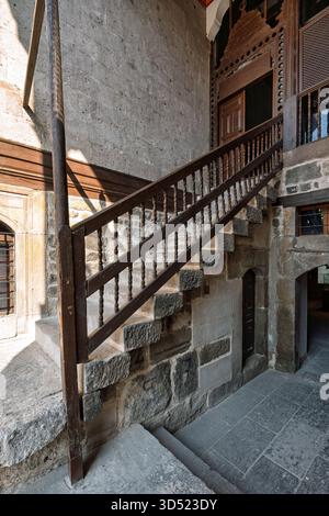 Foto al sole di Gupgupoulu Konagi, Kayseri, Turchia. Storica residenza ottomana con pareti in pietra, tradizionale scalinata in legno e dettagli architettonici scolpiti. Foto Stock