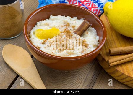 Budino di riso con ingredienti di cannella e limone Foto Stock