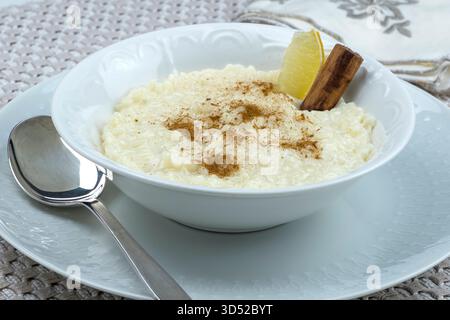 Ciotola di budino di riso con cannella Foto Stock