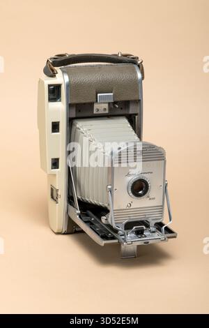 Pavia, Lombardia, Italia - 27 dicembre 2024: Polaroid 800 Land camera, dal 1957 al 1962, tipo pieghevole con rotoli istantanei. Visualizzato in Ctrl+Alt Museu Foto Stock