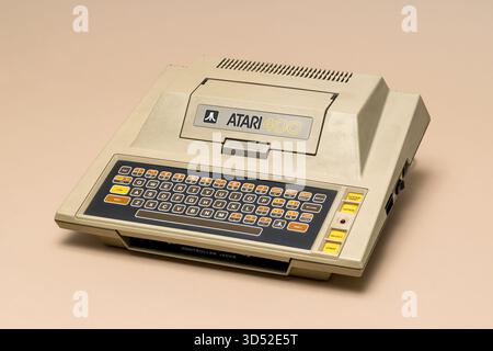 Pavia, Lombardy, Italy - December 8, 2024: Atari 400 Home Computer System, one of Atari’s first consumer computer, offering educational software and v Foto Stock