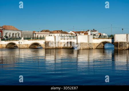 Il ponte a sette archi sul Rio Gilão, a Tavira, città vecchia, ad est dell'Algarve, Portogallo Foto Stock