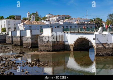Il ponte a sette archi sul Rio Gilão, a Tavira, città vecchia, ad est dell'Algarve, Portogallo Foto Stock