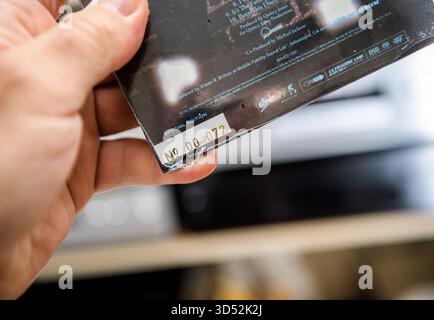 Parigi, Francia - 10 settembre 2025: Primo piano di una mano con una copia numerata in edizione limitata di Michael Jackson Thriller SACD di Mobile Fidelity Sound Lab Foto Stock