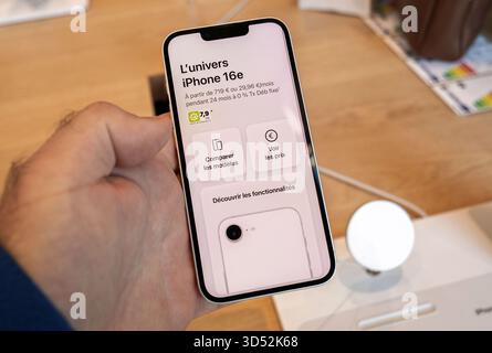 Parigi, Francia - 19 settembre 2025: Primo piano di Apple iPhone 16e che mostra lo schermo con prezzi, specifiche e opzioni di confronto in francese su Foto Stock