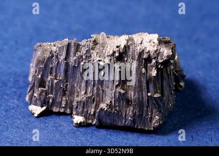 Cristalli di gadolinio, campioni di metallo di gadolinio di terre rare Foto Stock