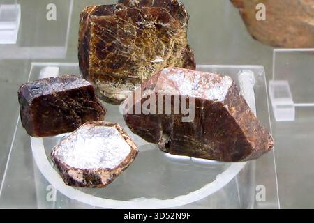 Cristalli di gadolinio, campioni di metallo di gadolinio di terre rare Foto Stock