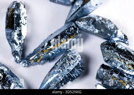 Osmio, pezzi metallici per campione. Il metallo più pesante è l'osmio. Foto Stock