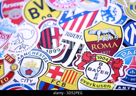 KIEV, UCRAINA - 23 FEBBRAIO 2025 molti emblemi di carta delle squadre di calcio si trovano in grande pila da vicino Foto Stock