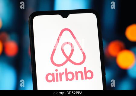 Canada. 13 novembre 2025. In questa illustrazione fotografica, il logo Airbnb è visibile sullo schermo di uno smartphone (foto di Thomas Fuller/SOPA Images/Sipa USA) *** esclusivamente per notizie editoriali *** credito: SIPA USA/Alamy Live News Foto Stock